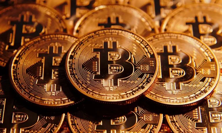 بيتكوين تتجاوز 60 ألف دولار لأول مرة منذ 6 أشهر