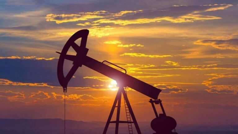 تراجع عقود خام "نايمكس" في ظل انخفاض مخزونات الخام الأمريكي